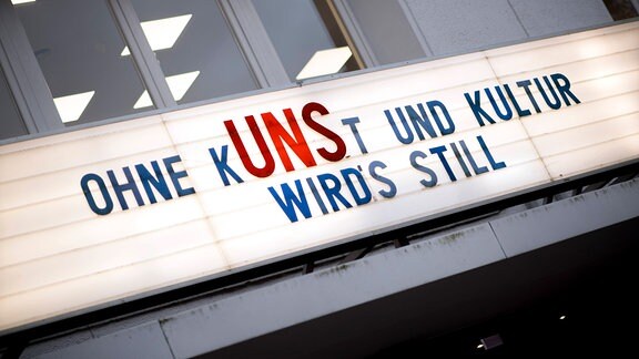 Geschlossenes Kino Cinema Paris mit Motto Ohne Kunst Uns Und Kultur Wird es Still