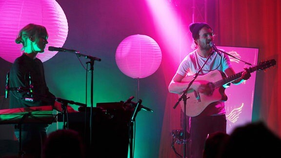 Eine Band auf der Bühne