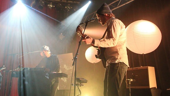 Eine Band auf der Bühne