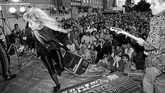 Schwarz-weiß-Foto von Silly im Konzert 1990 vor der Stasi-Zentrale in der Normannenstrasse in Berlin.