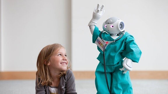 Im Testraum des San-Raffaele-Krankenhauses in Mailand lachet ein junges Mädchen staunend, als der kleine Roboter Nao ihr, im Rahmen des Forschungsprojekts Aliz-e, seine Tanzkunststücke vorführt (Foto vom 27.07.2010). Für das Mailänder Forschungsprojekt kommt jedes Kind drei Mal ins Krankenhaus, um zu spielen. Nao ist mit sechzig Zentimetern Größe wesentlich kleiner als die Kinder, mit denn er spielt, doch die Forscher des Aliz-e Projekts haben Großes mit ihm vor. Nao ist ein Roboter. Wenn er voll ausgereift ist, könnte er eines Tages zum Personal von Kinderkliniken gehören, um kleinen Patienten die Angst vor Ärzten und Apparaten zu nehmen. Das über Forschungsinstitute in ganz Europa verteilte Projekt wird von der Europäischen Union über einen Zeitraum von viereinhalb Jahren mit insgesamt knapp elf Millionen Euro gefördert. 