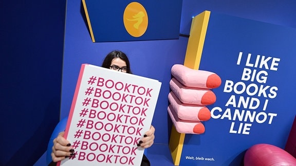 Das Thema Booktok wird auf der Frankfurter Buchmesse am Stand von Thalia in einem bunten Besucherraum visualisiert. 