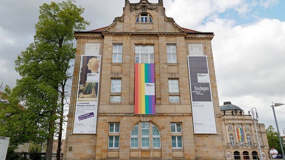 Banner in Regenbogenfarben am Opernhaus