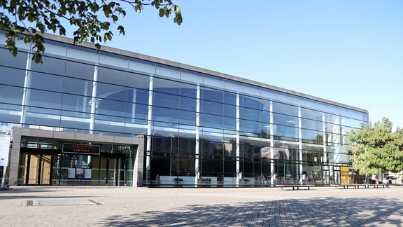 Theater Erfurt, ein flacher Glasbau mit einem asphaltierten Vorplatz