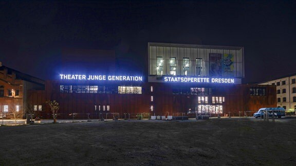 Theater Junge Generation in Dresden bei Nacht
