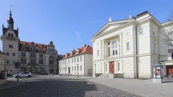 Das Rathaus und das Carl Maria von Weber Theater in Bernburg.