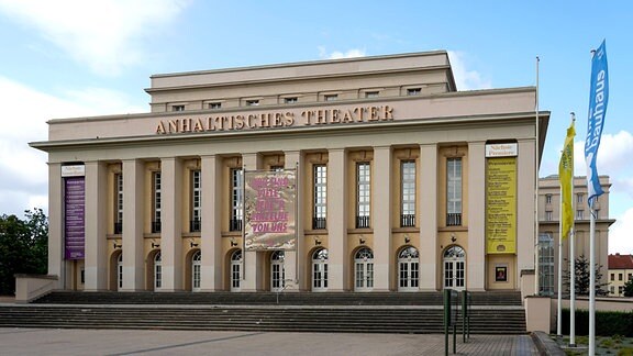 Blick auf das Gebäude des Anhaltischen Theaters in Dessau-Roßlau