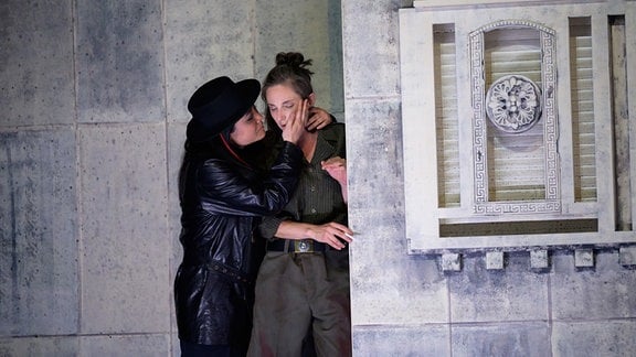 Romeo hält Julias Gesicht, gespielt von Sayaka Shigeshima und Ylva Stenberg 