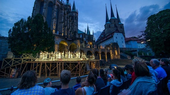 Das Ensemble des Theaters Erfurt probt 2017 eine Szene vor dem Dom.