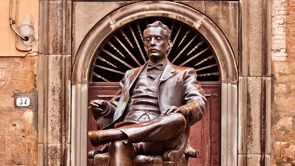 Giacomo Puccini Statue 
