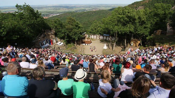 Besucher sitzen bei der Premiere des Familienmusicals «Peter Pan» während der Sommerfestspiele im Harzer Bergtheater