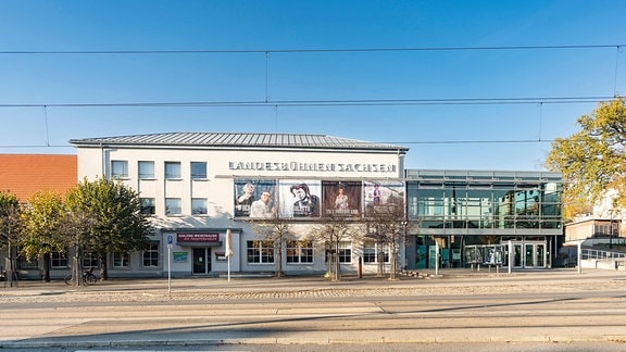 Das Gebäude der Landesbühnen Radebeul im Sonnenlicht