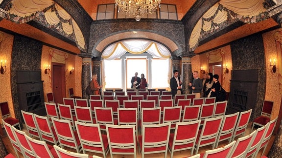 Besucher besichtigen das Liebhabertheater Schloss Kochberg