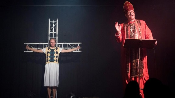 Szene mit Komiker Olaf Schubert (l.) als Jesus und Herr Stephan in seiner Show "Krippenspiel 2014" im Postbahnhof in Berlin.