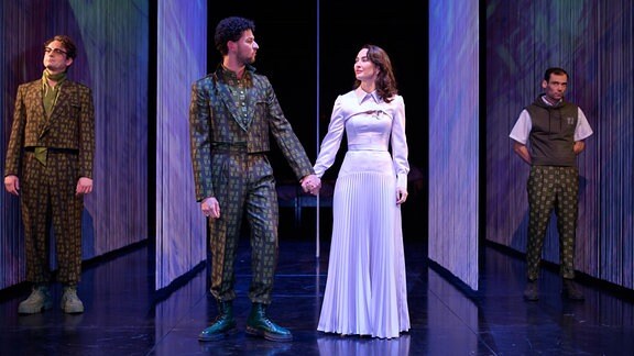 Othello und Desdemona halten Händchen.