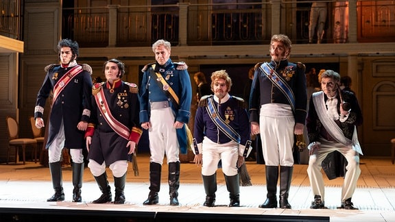 Szenenbild aus de Stück "Redoute in Reuss" am Theater Altenburg Gera, sechs Männer in preußischen Uniforen stehen nebeneinander