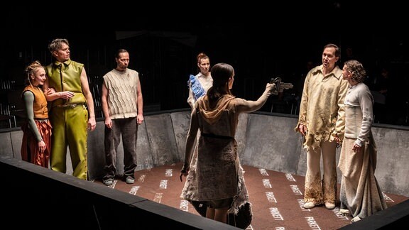 Szenenbild aus dem Theaterstück "Die Lage" am neuen Theater in Halle.