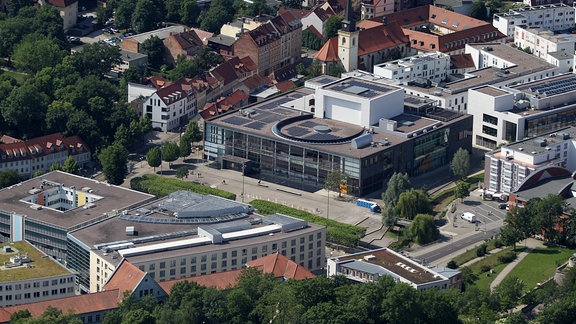 Erfurter Theaterplatz mit Theater von oben.