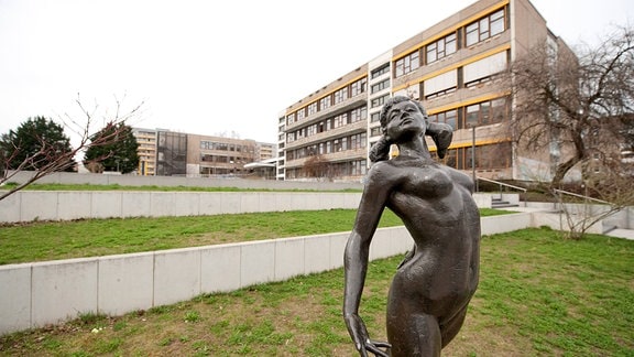Humboldt Gymnasium in Weimar mit der Statue einer nackten Frau davor