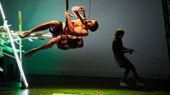 Das Stück "GREENROOM" von "Overhead Project" beim Zirkustheater-Festival Dresden