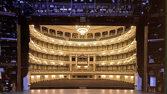 Blick vom Backstage-Bereich eines Theaters in den Zuschauersaal mit Sitzplätzen
