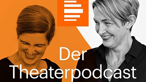 Collage mit dem Schriftzug "Der Theaterpodcast" und Schwarz-Weiß-Fotos von zwei lachenden Frauen auf weiß-orangenem Hintergrund.