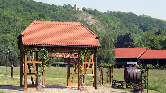 Das Thüringer Weintor, im Stadtpark von Bad Sulza das auf den Weinanbau im Ilm- und Saaletal hinweist.
