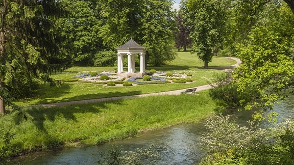 Kleiner Tempel am Ufer eines Flusses in einem Park gelegen