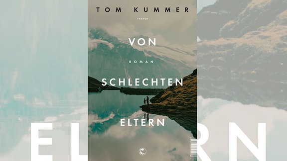 Auf dem Cover von Tom Kummers Buch ist ein Bergsee abgebildet, an dem ein Mann mit einem Kind an der Hand steht.