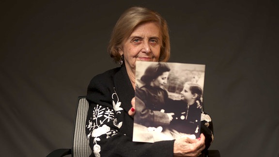 Tova Friedman, im September 1938 in Polen geborene Holocaust-Überlebende, mit einem Foto von sich als Kind mit ihrer Mutter.