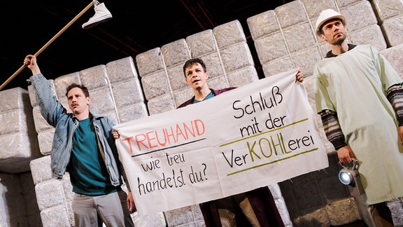 Szenenfoto "Treuhandkriegspanorama" im DNT Weimar im Bild: Martin Esser, Fabian Hagen und Marcus Horn