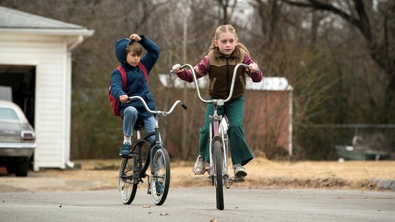 Zwei Kinder auf Fahrrädern