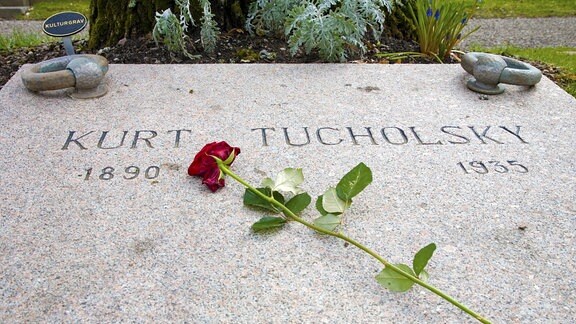 Grab von Kurt Tucholsky mit Rose in Mariefred