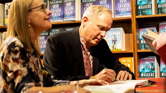 Auf der Frankfurter Buchmesse signiert Ulrich Turkur sein Buch.