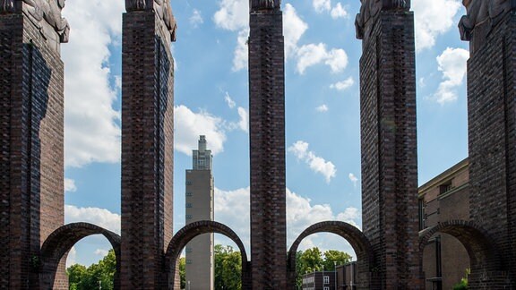 Der Albinmüller-Turm ist zwischen den Säulen des Pferdetors zu sehen