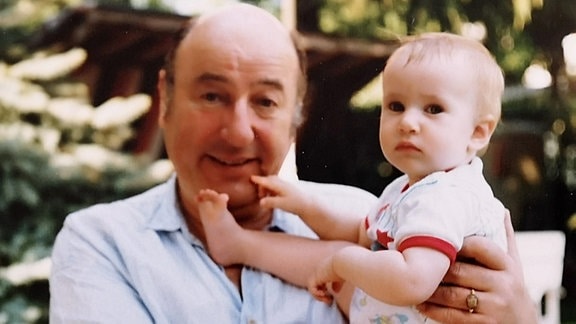 Manfred Krug mit einem Kleinkind