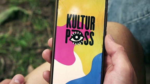 KulturPass ist auf dem Bildschirm eines Smartphones zu lesen