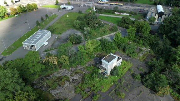 Luftbild zeigt den zum Teil verwilderten Wilhelm-Leuschner-Platz in Leipzig.