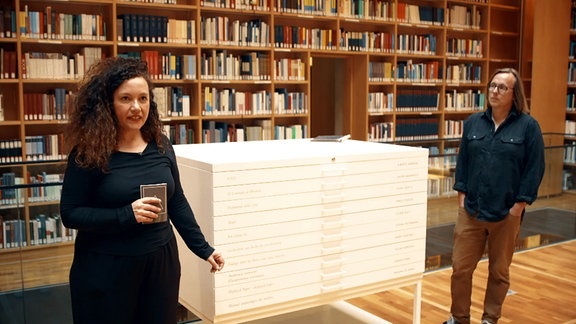 Künstlerin Anna Talens und Künstler Stefan Petermann in der Herzogin Anna Amalia Bibliothek 