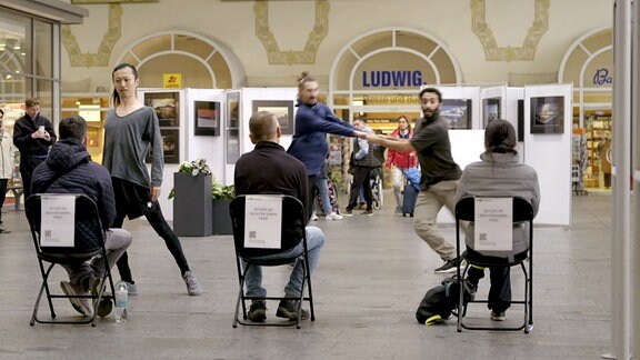 Tänzer im Bahnhof Dresden Neustadt