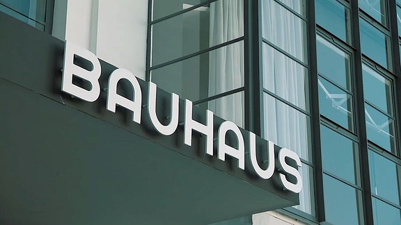 Schriftzug BAUHAUS am Gebäude in Dessau