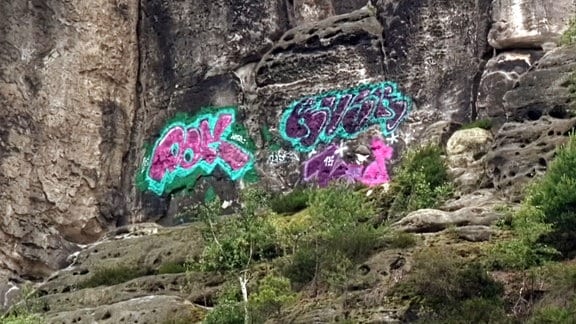 Graffiti an einem Felsen