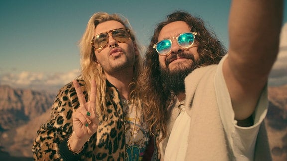 Bill und Tom Kaulitz posieren mit Sonnebrillen für ein Selfie.