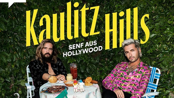 Cover des Podcasts "Kaulitz Hills - Senf aus Hollywood". Bill und Tom Kaulitz posieren an einem Gartentisch.