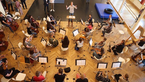 Das Kiewer Sinfonieorchester mit dem Dirigenten Ivan Stetskyi probt in der Theater Fabrik