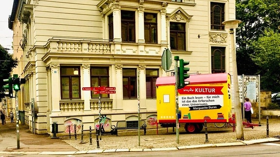 Unter Büchern Unterwegs-Bauwagen vor dem Literaturhaus in Halle