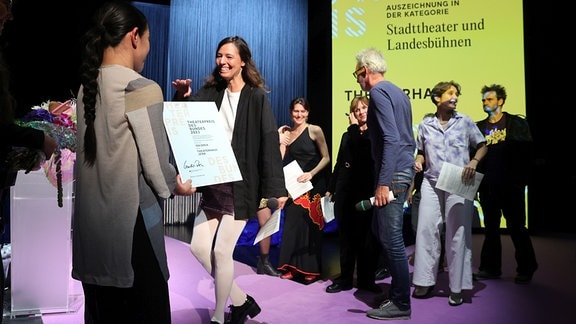 Man sieht Menschen bei einer Preisverleihung: Das Theaterhaus Jena erhält den Theaterpreis des Bundes 2023