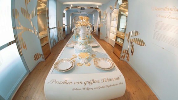 Prunkvoller Tisch in Ausstellung mit Goethe-Zitat