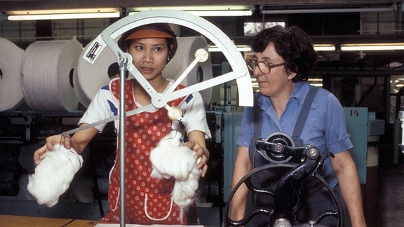 Vietnamesische Gastarbeiterin in einer Baumwollspinnerei in Karl-Marx-Stadt