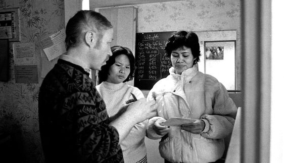 Vietnamesische Vertragsarbeiterinnen im Personalbüro eines Werkes der Volkseigenen Betriebe in Ost-Berlin